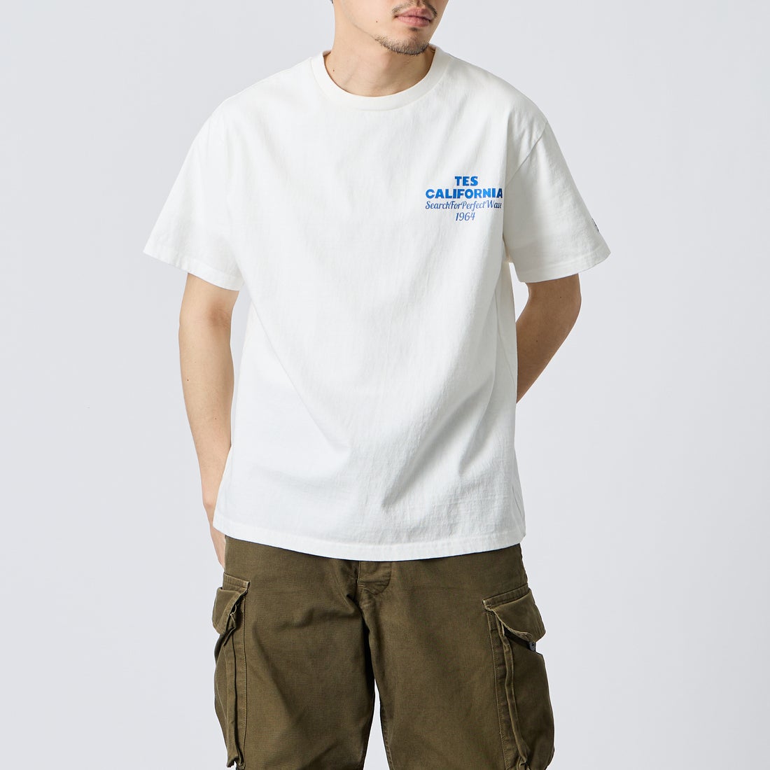 The Endless Summer [エンドレスサマー] 別注 バックロゴプリントTシャツ [FH-26574505-JF] WHITE &&モデル身長：168cm 着用サイズ：L&&