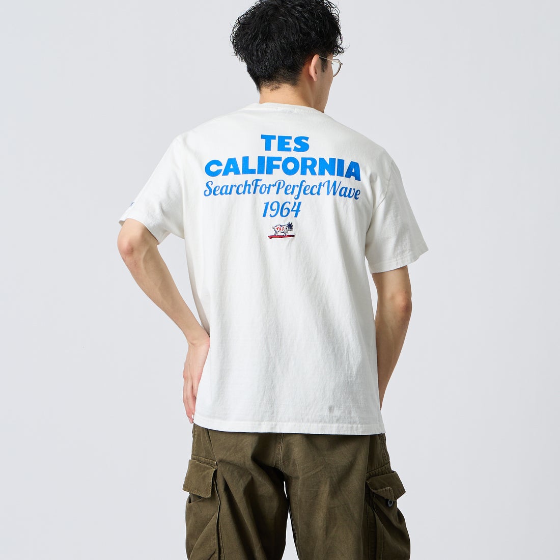 The Endless Summer [エンドレスサマー] 別注 バックロゴプリントTシャツ [FH-26574505-JF] WHITE &&モデル身長：168cm 着用サイズ：L&&