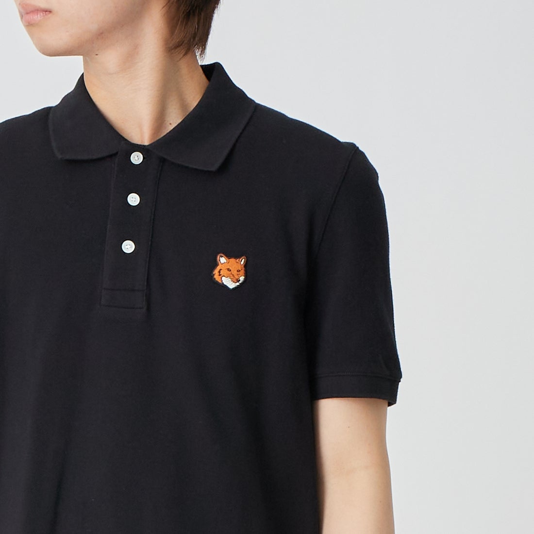 MAISON KITSUNE [メゾン キツネ] フォックスヘッド レギュラーポロシャツ [PM00209KP0002] P199 BLACK &&モデル身長：177cm 着用サイズ：S&&