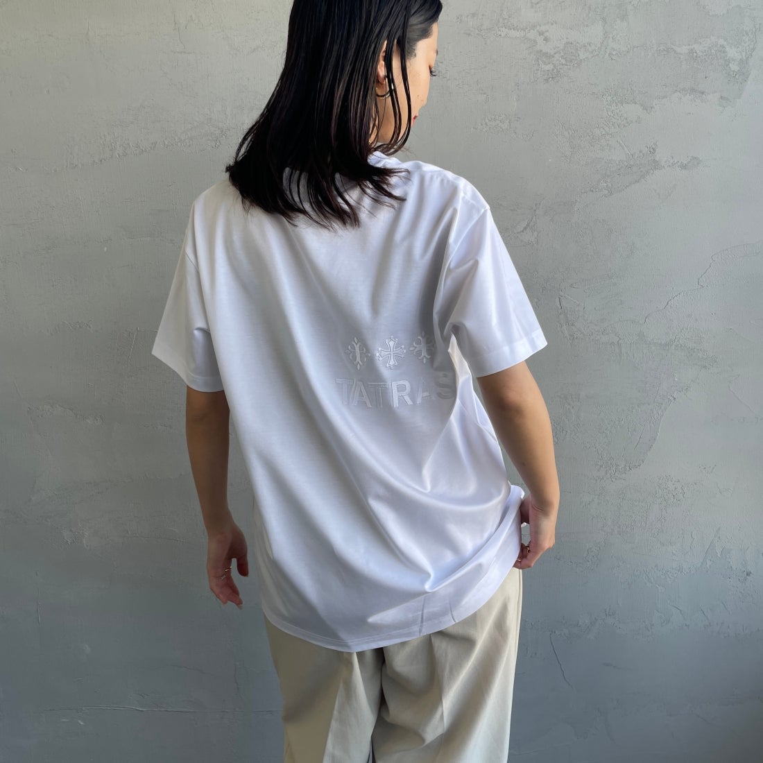 TATRAS [タトラス] 別注 GLUTO ショートスリーブTシャツ [MCKZ0764083968-JF] WHITE &&モデル身長：163cm 着用サイズ：1&&