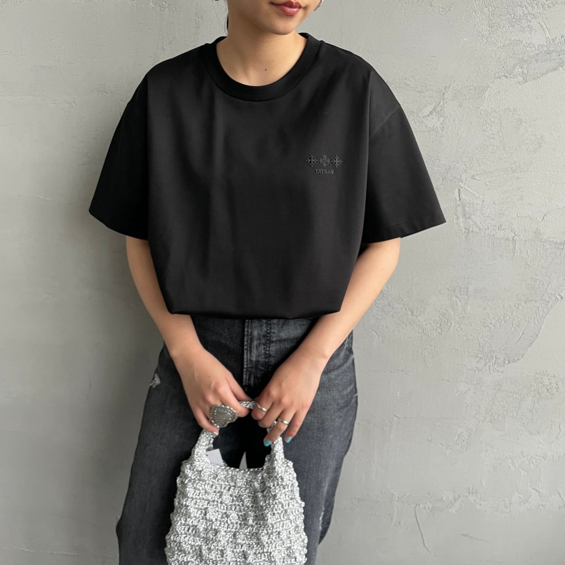 TATRAS [タトラス] 別注 GLUTO ショートスリーブTシャツ [MCKZ0764083968-JF] BLACK &&モデル身長：156cm 着用サイズ：1&&