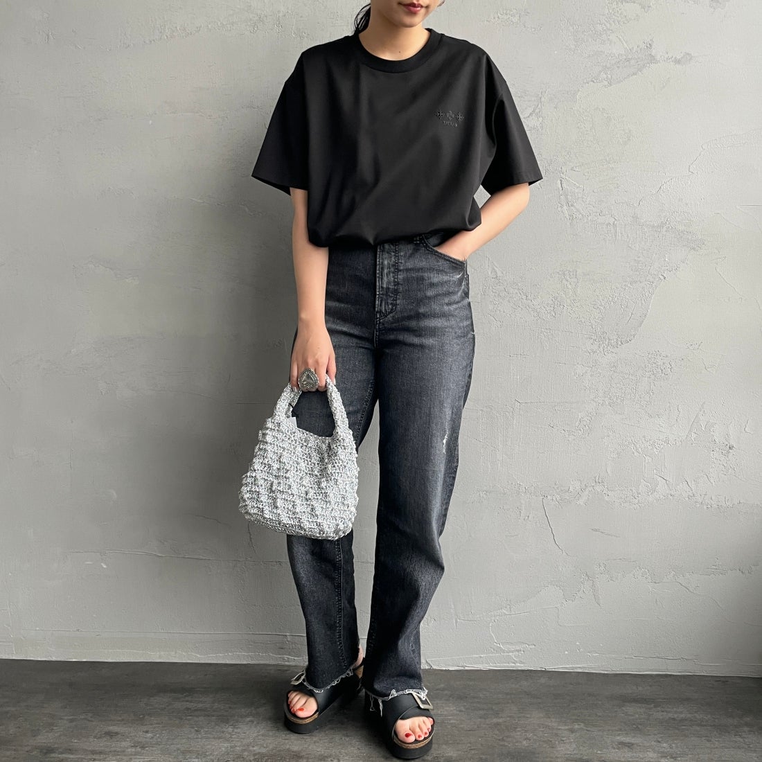 TATRAS [タトラス] 別注 GLUTO ショートスリーブTシャツ [MCKZ0764083968-JF] BLACK &&モデル身長：156cm 着用サイズ：1&&