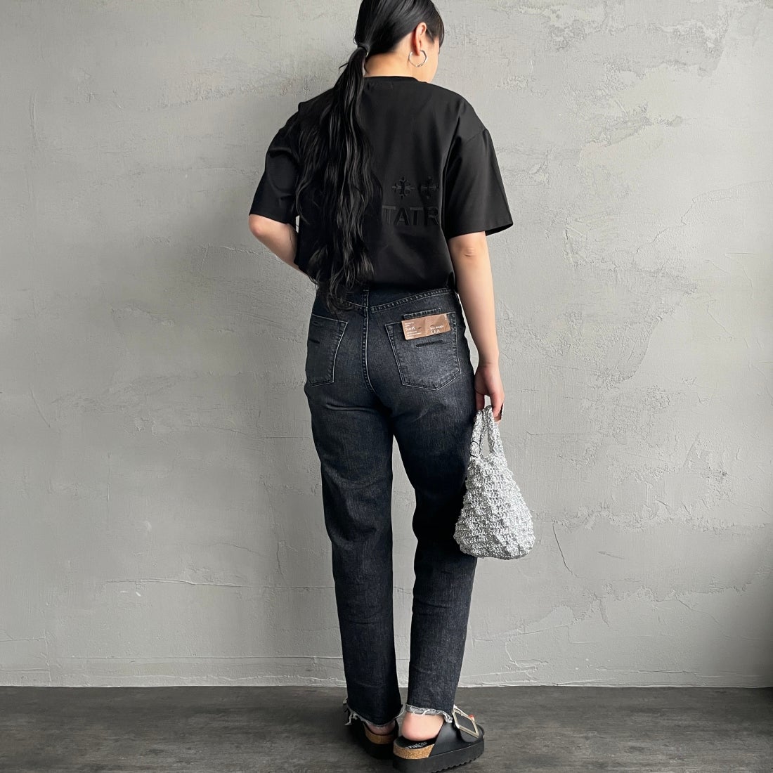 TATRAS [タトラス] 別注 GLUTO ショートスリーブTシャツ [MCKZ0764083968-JF] BLACK &&モデル身長：156cm 着用サイズ：1&&