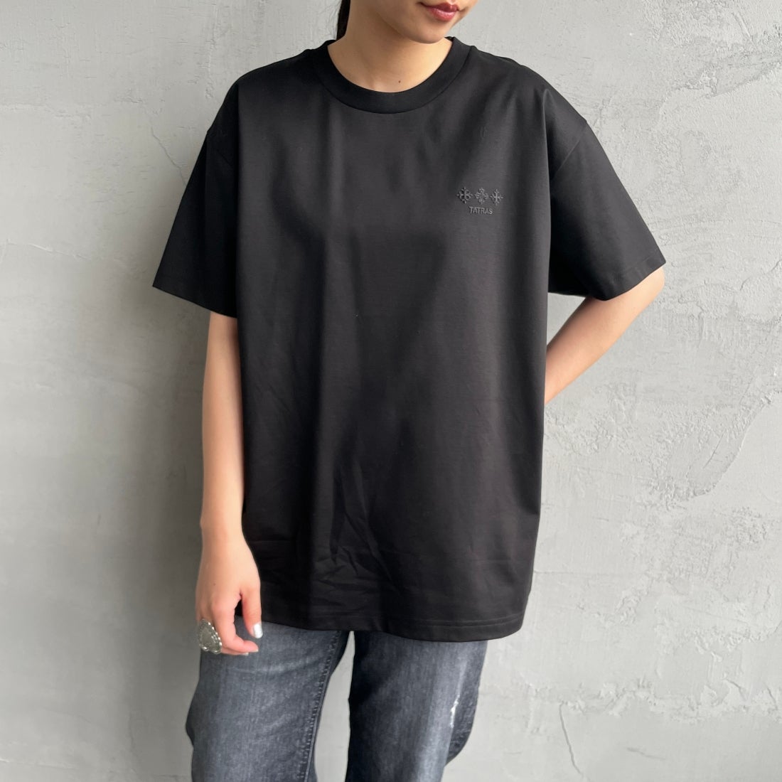 TATRAS [タトラス] 別注 GLUTO ショートスリーブTシャツ [MCKZ0764083968-JF] BLACK &&モデル身長：156cm 着用サイズ：1&&