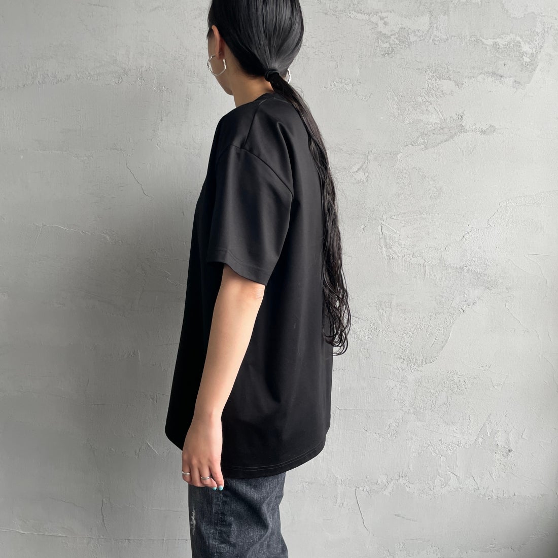 TATRAS [タトラス] 別注 GLUTO ショートスリーブTシャツ [MCKZ0764083968-JF] BLACK &&モデル身長：156cm 着用サイズ：1&&