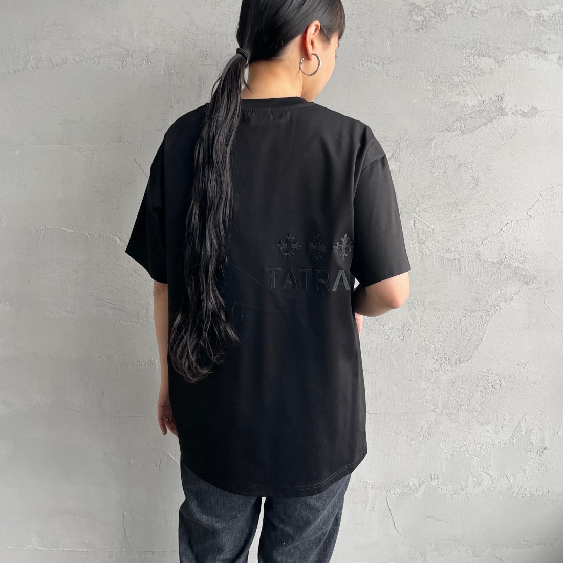 TATRAS [タトラス] 別注 GLUTO ショートスリーブTシャツ [MCKZ0764083968-JF] BLACK &&モデル身長：156cm 着用サイズ：1&&