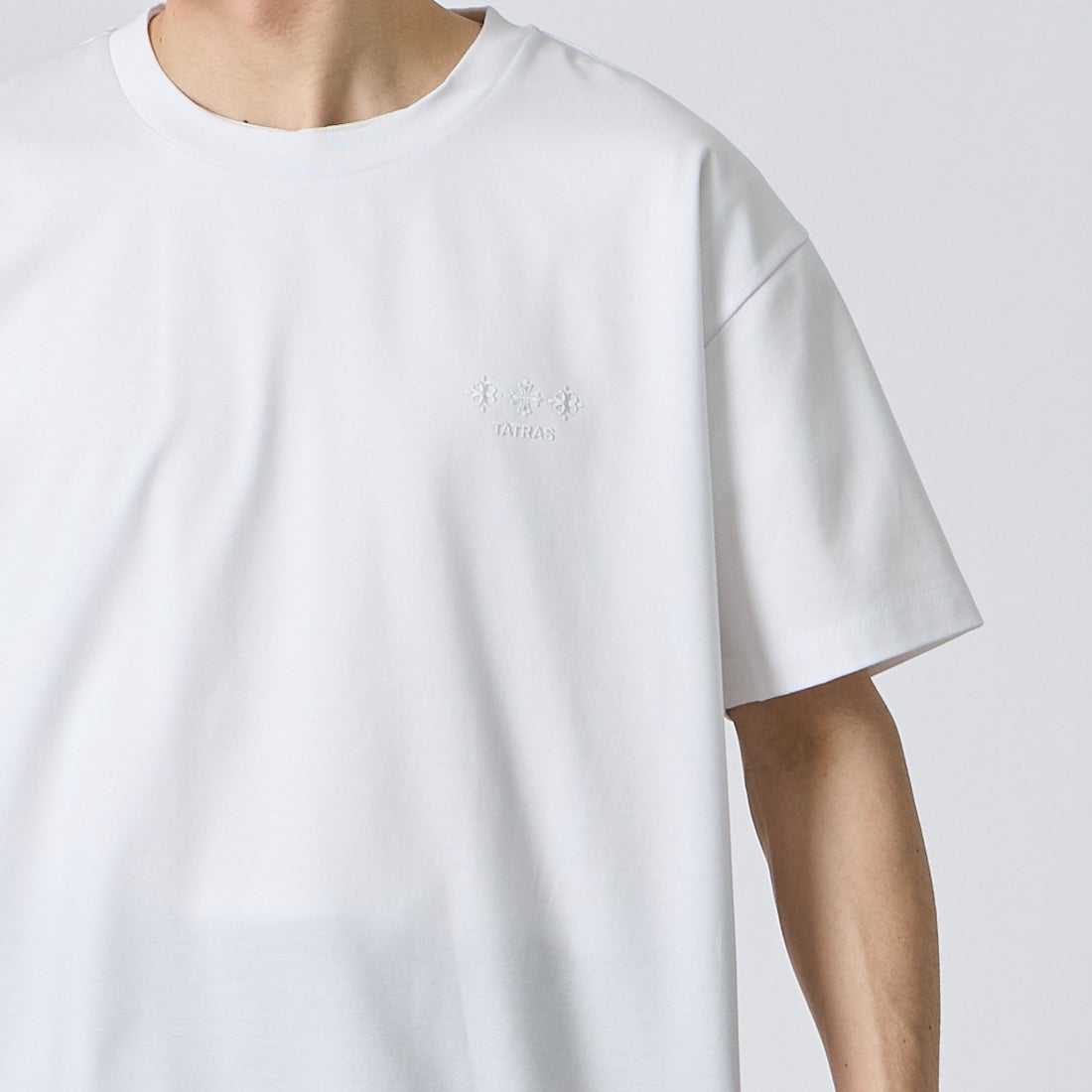 TATRAS [タトラス] 別注 GLUTO ショートスリーブTシャツ [MCKZ0764083968-JF] WHITE &&モデル身長：168cm 着用サイズ：2&&