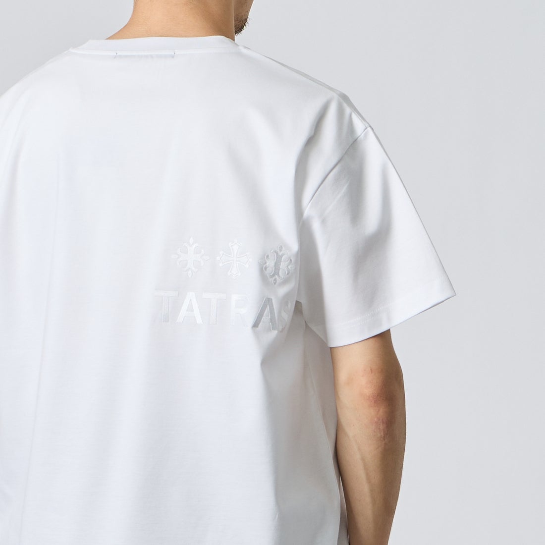 TATRAS [タトラス] 別注 GLUTO ショートスリーブTシャツ [MCKZ0764083968-JF] WHITE &&モデル身長：168cm 着用サイズ：2&&ラス] 別注 GLUTO ショートスリーブTシャツ [MCKZ0764083968-JF]