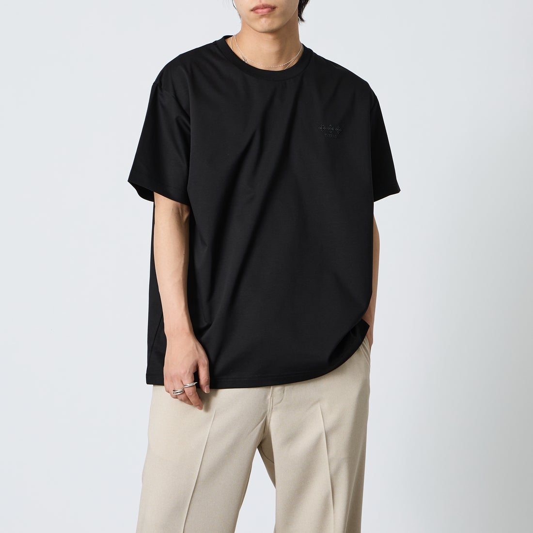 TATRAS [タトラス] 別注 GLUTO ショートスリーブTシャツ [MCKZ0764083968-JF] BLACK &&モデル身長：179cm 着用サイズ：4&&