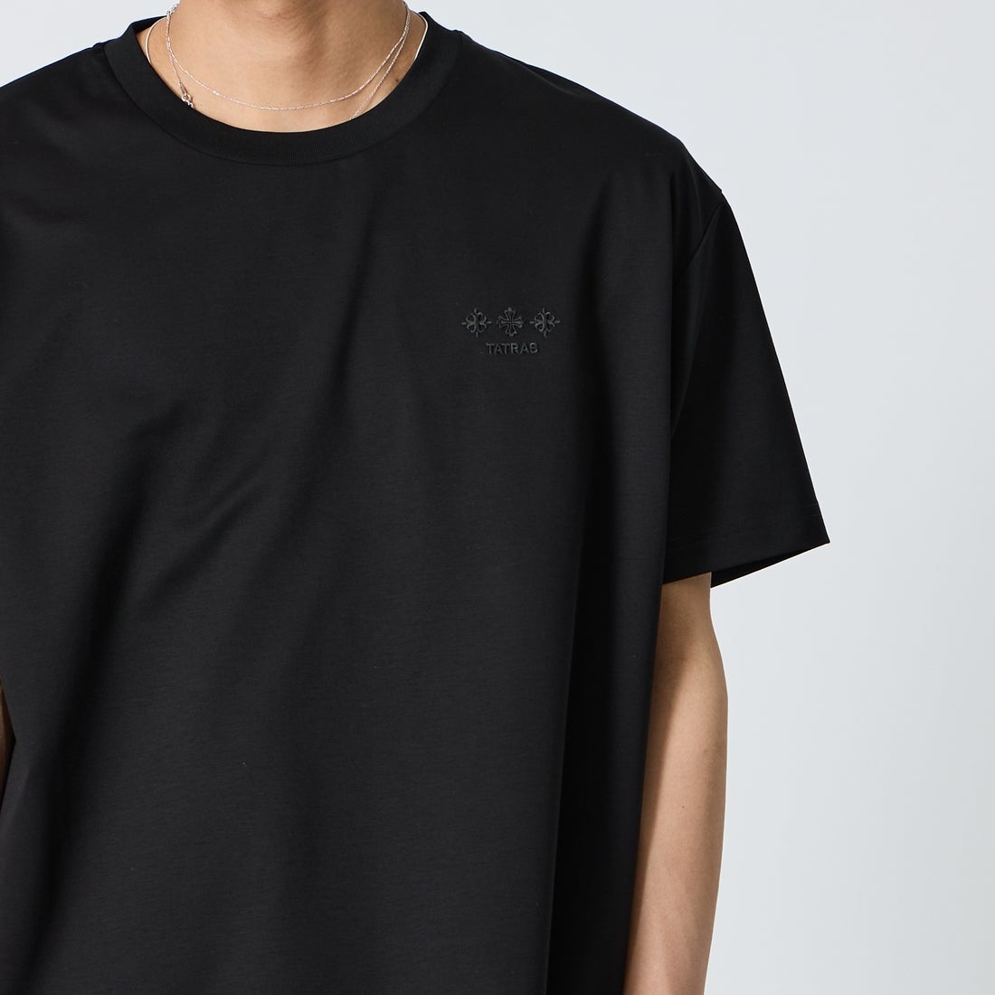 TATRAS [タトラス] 別注 GLUTO ショートスリーブTシャツ [MCKZ0764083968-JF] BLACK &&モデル身長：179cm 着用サイズ：4&&