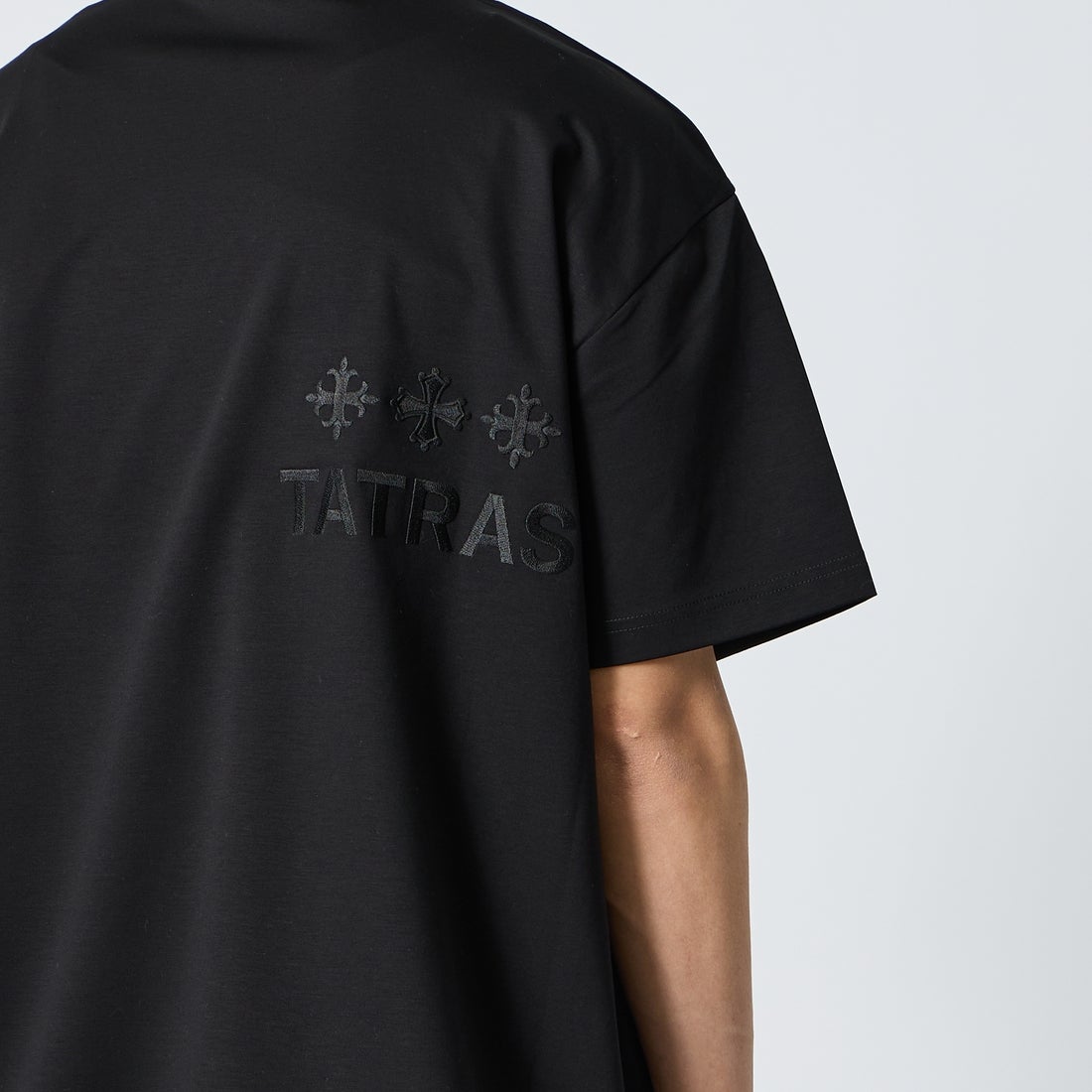 TATRAS [タトラス] 別注 GLUTO ショートスリーブTシャツ [MCKZ0764083968-JF] BLACK &&モデル身長：179cm 着用サイズ：4&&