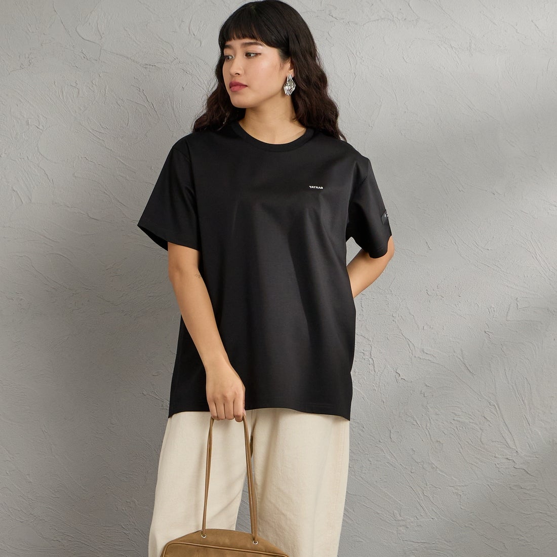 TATRAS [タトラス] 別注 DANILO ショートスリーブTシャツ [MCKZ0765083968-JF] BLACK &&モデル身長：162cm 着用サイズ：1&&