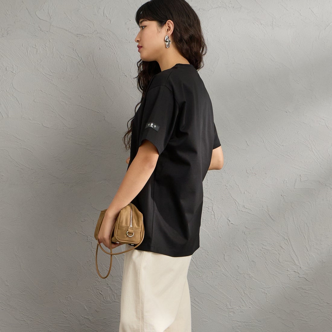 TATRAS [タトラス] 別注 DANILO ショートスリーブTシャツ [MCKZ0765083968-JF] BLACK &&モデル身長：162cm 着用サイズ：1&&