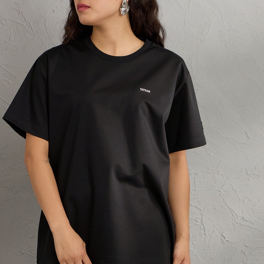 TATRAS [タトラス] 別注 DANILO ショートスリーブTシャツ [MCKZ0765083968-JF] BLACK &&モデル身長：162cm 着用サイズ：1&&