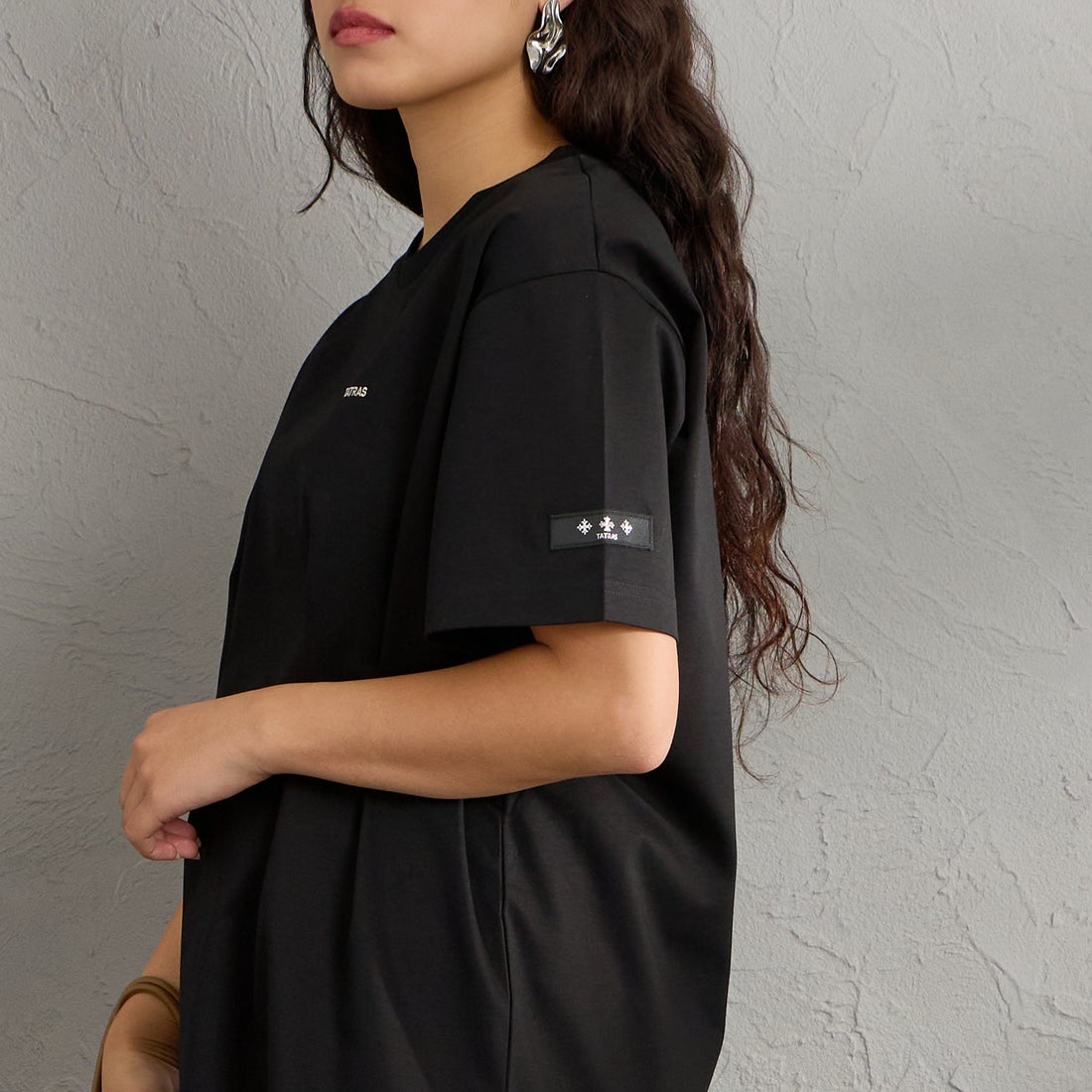 TATRAS [タトラス] 別注 DANILO ショートスリーブTシャツ [MCKZ0765083968-JF] BLACK &&モデル身長：162cm 着用サイズ：1&&