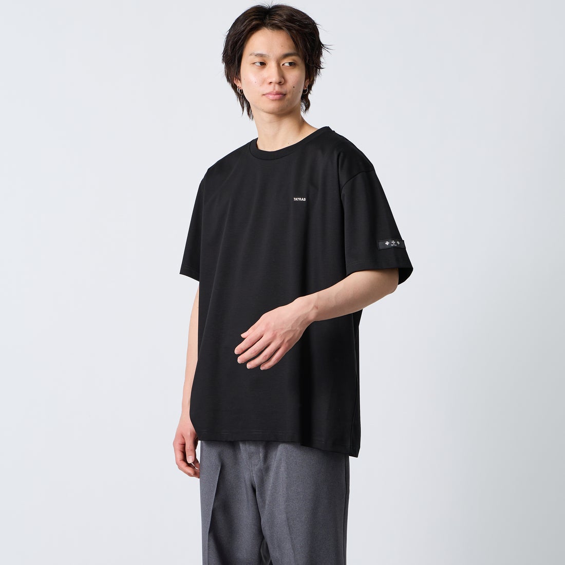 TATRAS [タトラス] 別注 DANILO ショートスリーブTシャツ [MCKZ0765083968-JF] BLACK &&モデル身長：177cm 着用サイズ：4&&