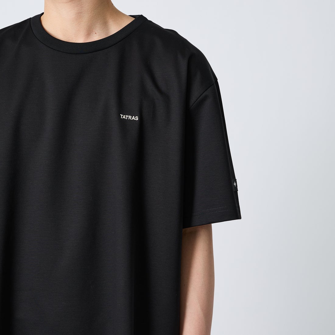 TATRAS [タトラス] 別注 DANILO ショートスリーブTシャツ [MCKZ0765083968-JF] BLACK &&モデル身長：177cm 着用サイズ：4&&