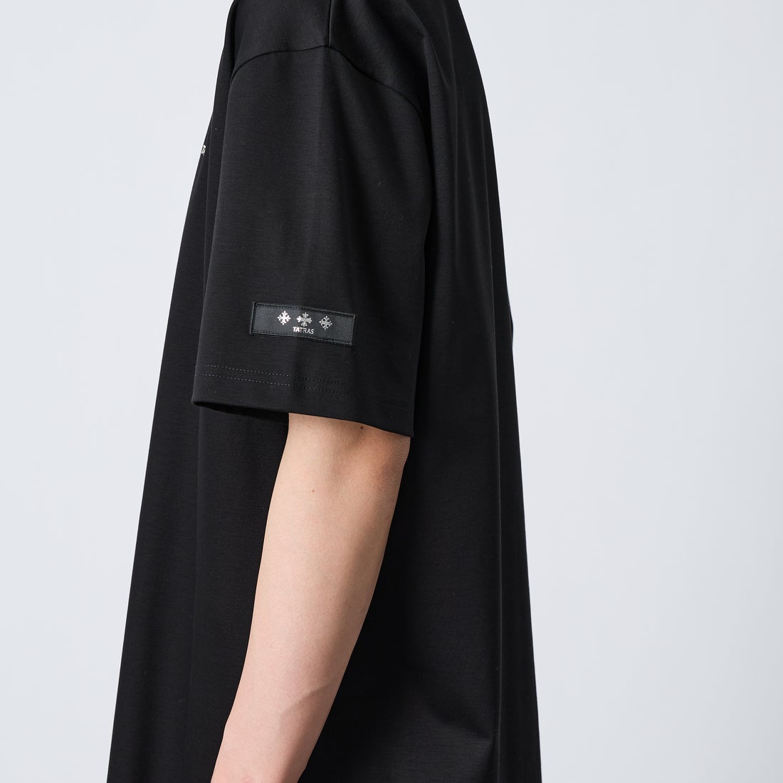 TATRAS [タトラス] 別注 DANILO ショートスリーブTシャツ [MCKZ0765083968-JF] BLACK &&モデル身長：177cm 着用サイズ：4&&