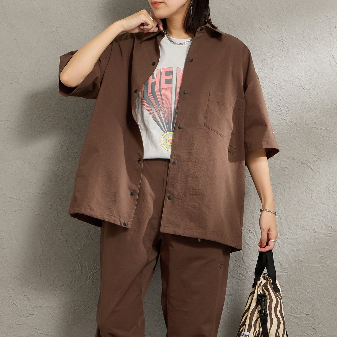 Marmot [マーモット] 別注 Dot Air ワンポイント刺繍ロゴ ショートスリーブシャツ [MTSS26MSH332IN-JF] BROWN &&モデル身長：160cm 着用サイズ：S&&