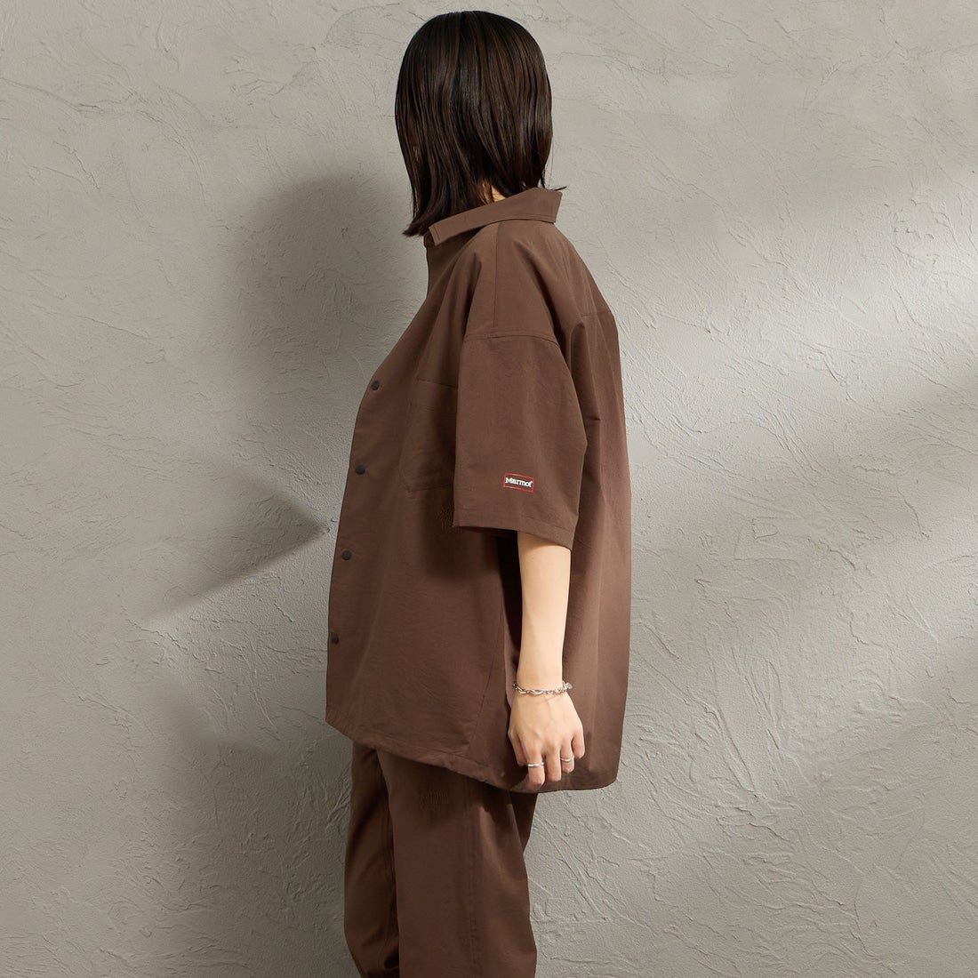 Marmot [マーモット] 別注 Dot Air ワンポイント刺繍ロゴ ショートスリーブシャツ [MTSS26MSH332IN-JF] BROWN &&モデル身長：160cm 着用サイズ：S&&