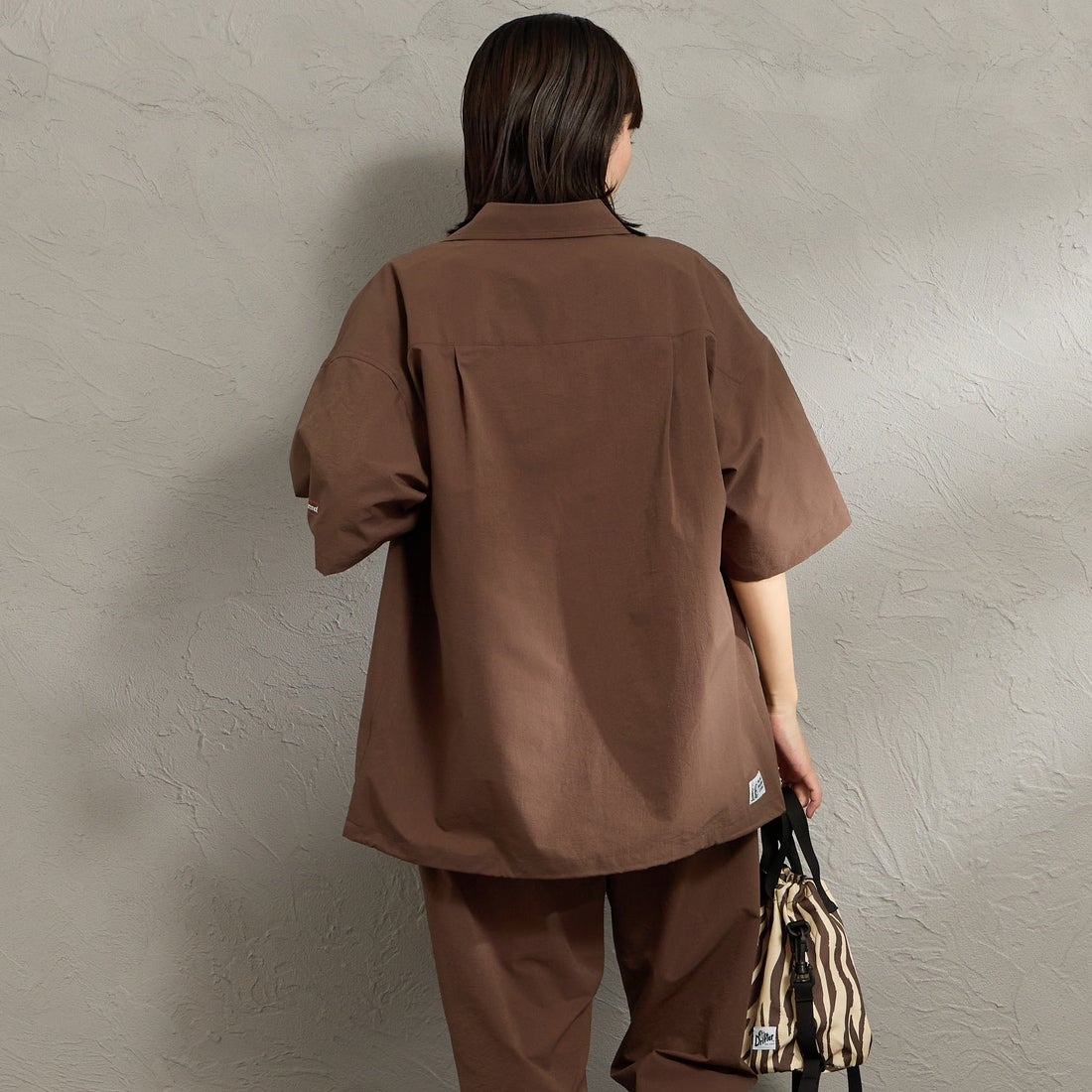 Marmot [マーモット] 別注 Dot Air ワンポイント刺繍ロゴ ショートスリーブシャツ [MTSS26MSH332IN-JF] BROWN &&モデル身長：160cm 着用サイズ：S&&