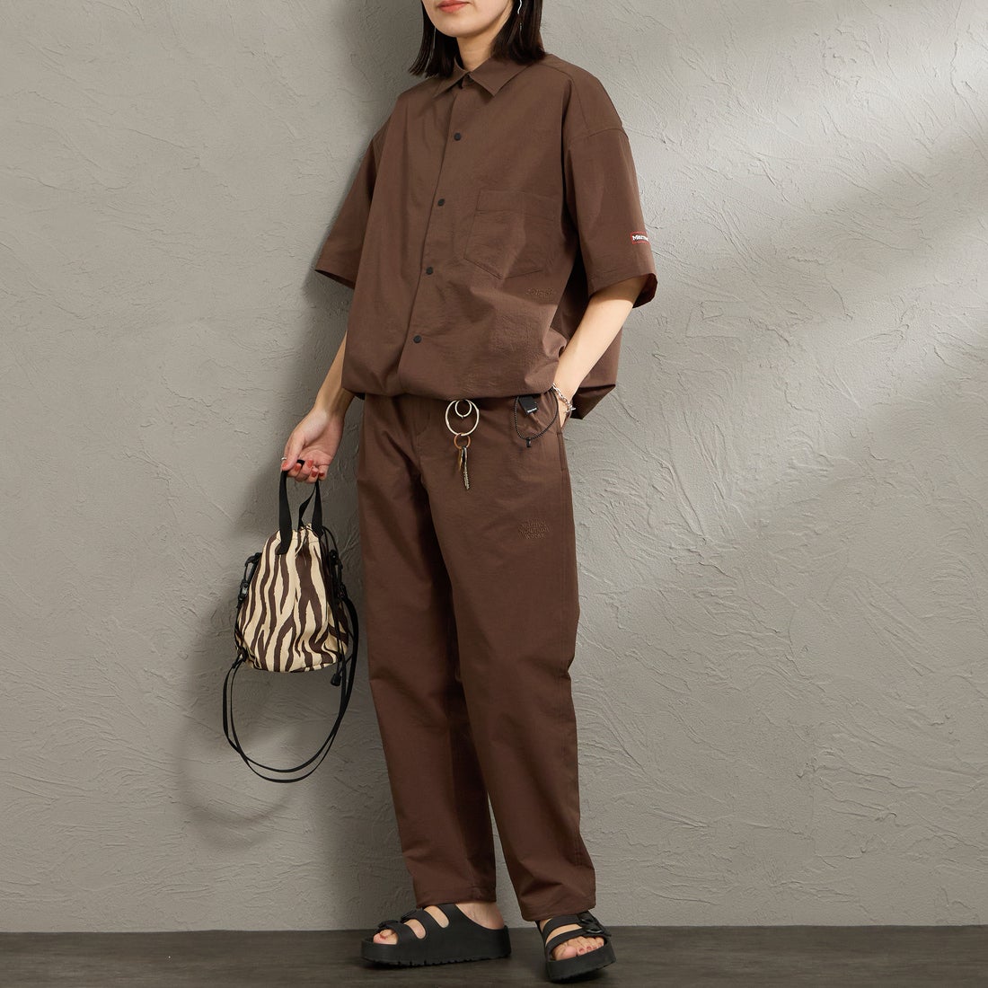 Marmot [マーモット] 別注 Dot Air ワンポイント刺繍ロゴ ショートスリーブシャツ [MTSS26MSH332IN-JF] BROWN &&モデル身長：160cm 着用サイズ：S&&