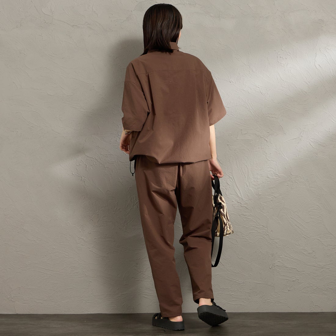 Marmot [マーモット] 別注 Dot Air ワンポイント刺繍ロゴ ショートスリーブシャツ [MTSS26MSH332IN-JF] BROWN &&モデル身長：160cm 着用サイズ：S&&