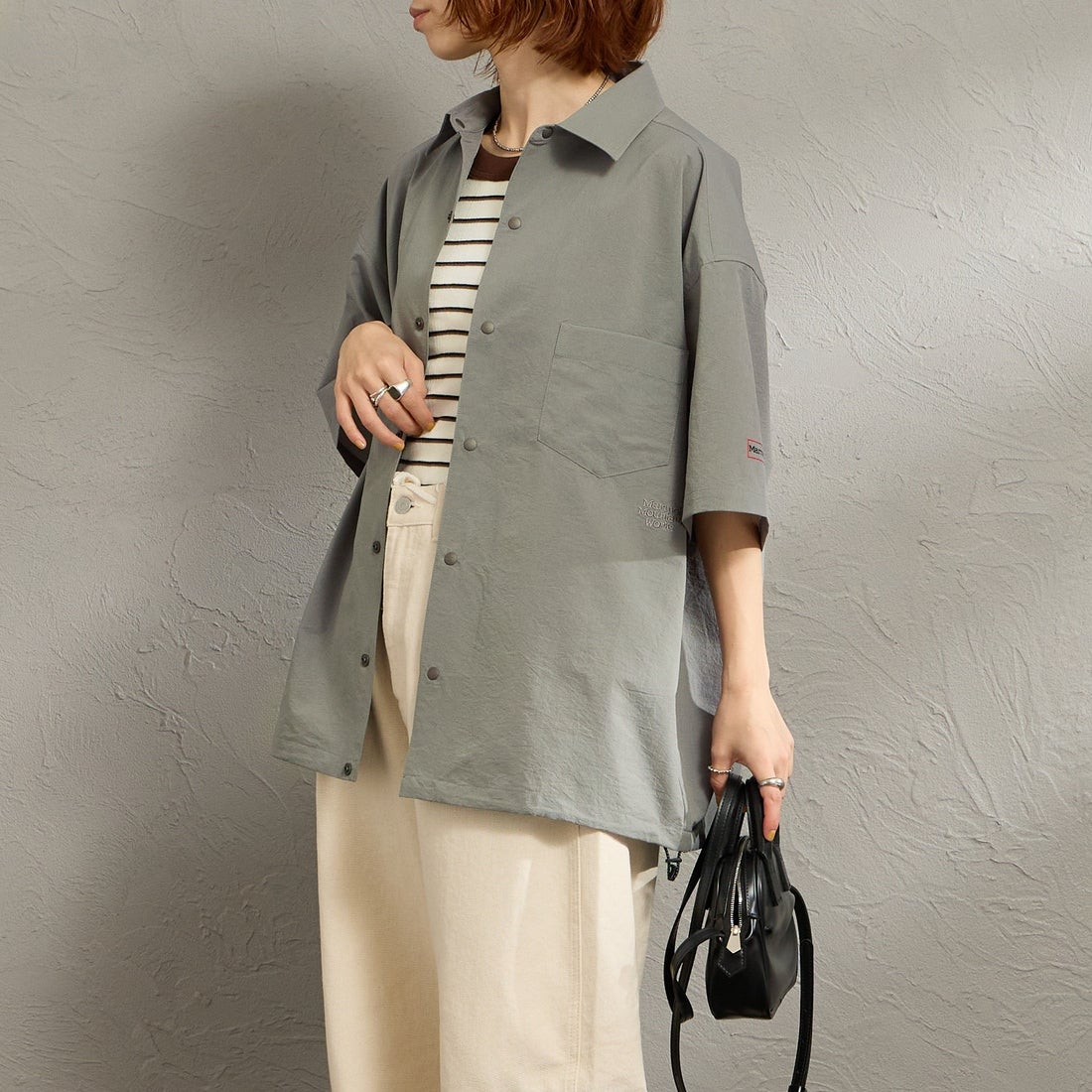 Marmot [マーモット] 別注 Dot Air ワンポイント刺繍ロゴ ショートスリーブシャツ [MTSS26MSH332IN-JF] CHARCOAL &&モデル身長：158cm 着用サイズ：S&&