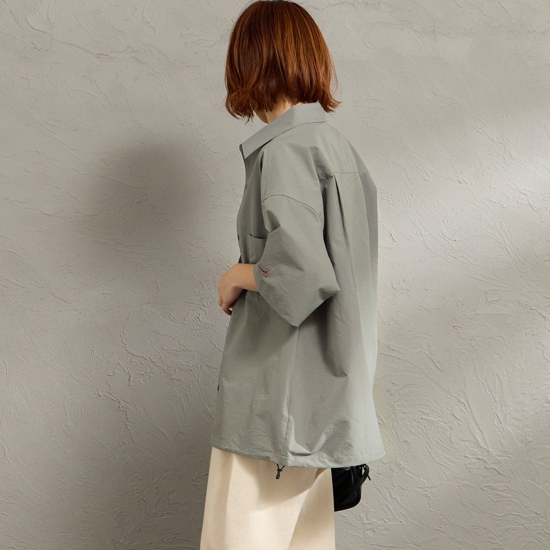 Marmot [マーモット] 別注 Dot Air ワンポイント刺繍ロゴ ショートスリーブシャツ [MTSS26MSH332IN-JF] CHARCOAL &&モデル身長：158cm 着用サイズ：S&&