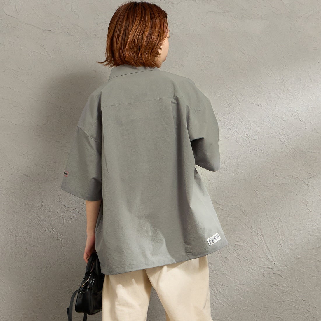 Marmot [マーモット] 別注 Dot Air ワンポイント刺繍ロゴ ショートスリーブシャツ [MTSS26MSH332IN-JF] CHARCOAL &&モデル身長：158cm 着用サイズ：S&&