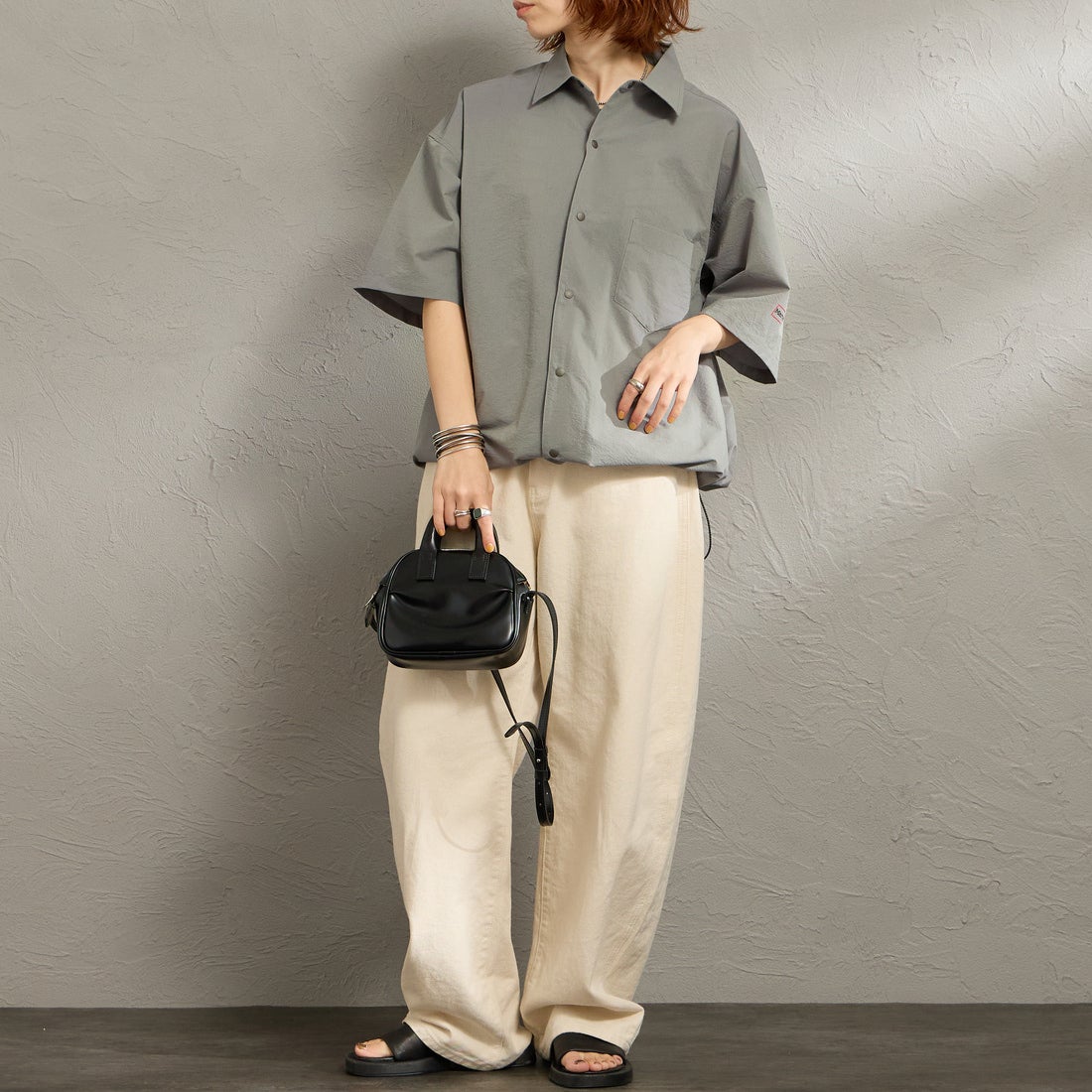 Marmot [マーモット] 別注 Dot Air ワンポイント刺繍ロゴ ショートスリーブシャツ [MTSS26MSH332IN-JF] CHARCOAL &&モデル身長：158cm 着用サイズ：S&&