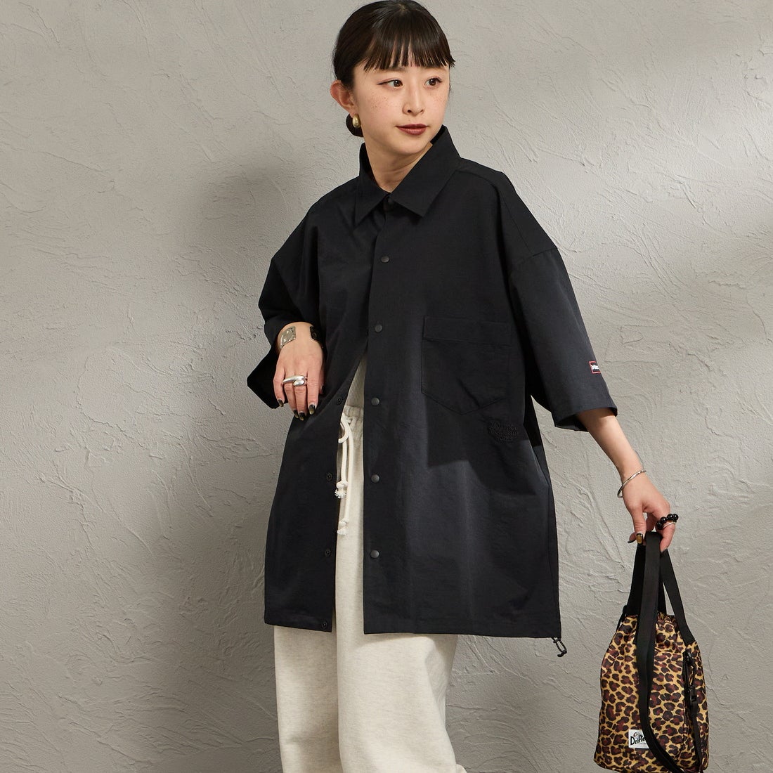 Marmot [マーモット] 別注 Dot Air ワンポイント刺繍ロゴ ショートスリーブシャツ [MTSS26MSH332IN-JF] BLACK &&モデル身長：150cm 着用サイズ：S&&