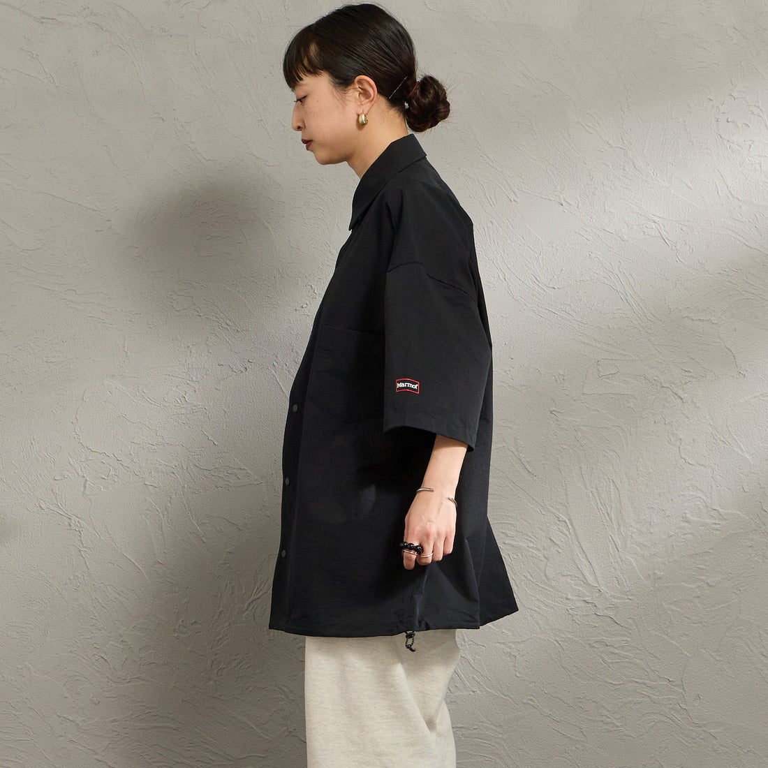 Marmot [マーモット] 別注 Dot Air ワンポイント刺繍ロゴ ショートスリーブシャツ [MTSS26MSH332IN-JF] BLACK &&モデル身長：150cm 着用サイズ：S&&