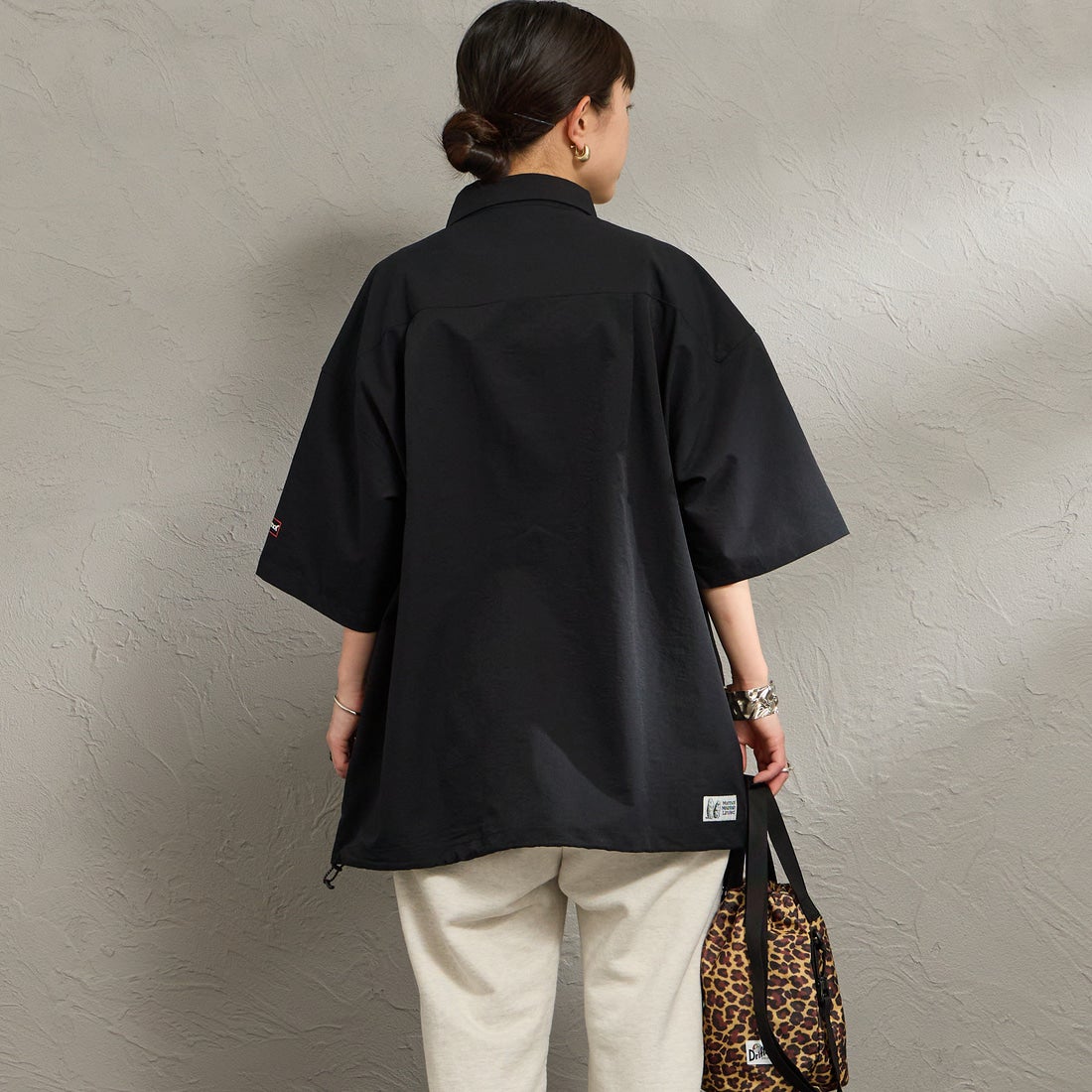 Marmot [マーモット] 別注 Dot Air ワンポイント刺繍ロゴ ショートスリーブシャツ [MTSS26MSH332IN-JF] BLACK &&モデル身長：150cm 着用サイズ：S&&