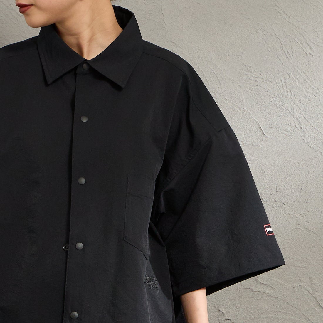 Marmot [マーモット] 別注 Dot Air ワンポイント刺繍ロゴ ショートスリーブシャツ [MTSS26MSH332IN-JF] BLACK &&モデル身長：150cm 着用サイズ：S&&