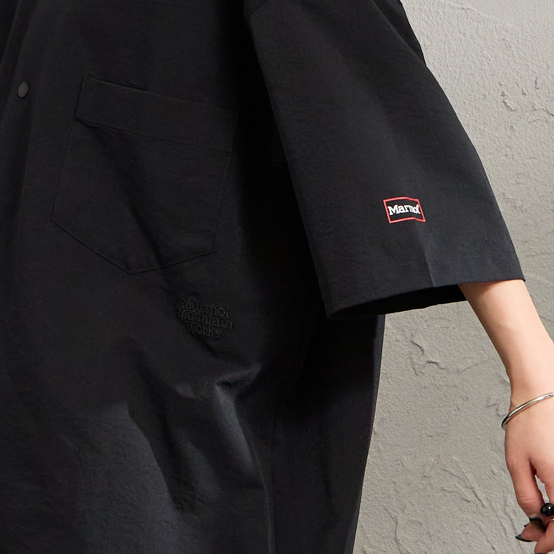 Marmot [マーモット] 別注 Dot Air ワンポイント刺繍ロゴ ショートスリーブシャツ [MTSS26MSH332IN-JF] BLACK &&モデル身長：150cm 着用サイズ：S&&