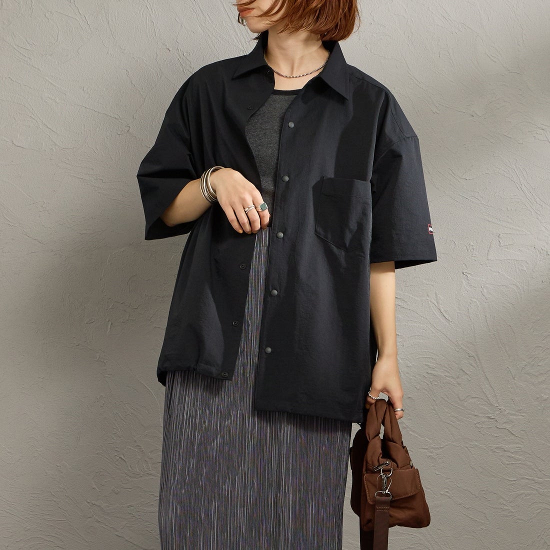 Marmot [マーモット] 別注 Dot Air ワンポイント刺繍ロゴ ショートスリーブシャツ [MTSS26MSH332IN-JF] BLACK &&モデル身長：158cm 着用サイズ：S&&