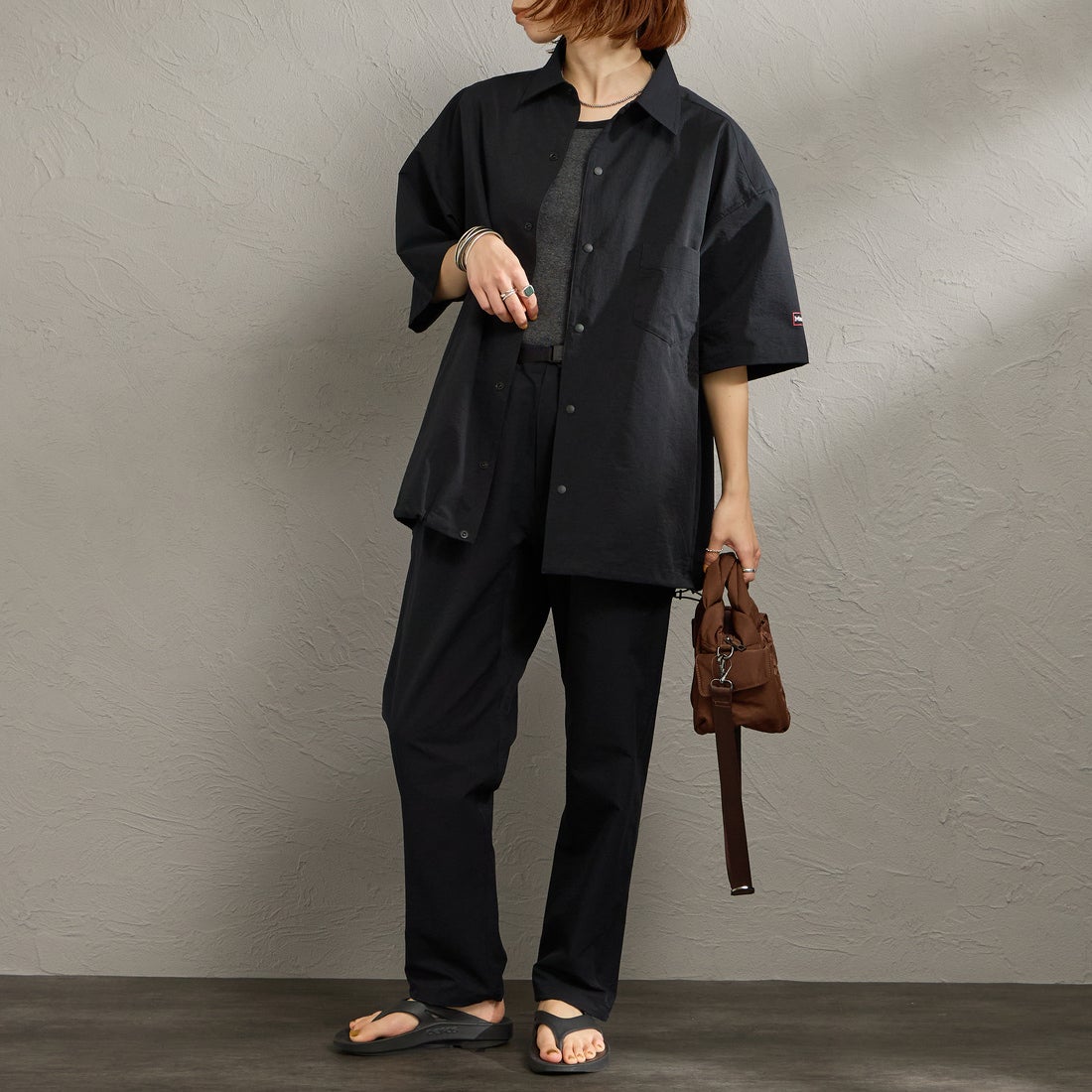 Marmot [マーモット] 別注 Dot Air ワンポイント刺繍ロゴ ショートスリーブシャツ [MTSS26MSH332IN-JF] BLACK &&モデル身長：158cm 着用サイズ：S&&