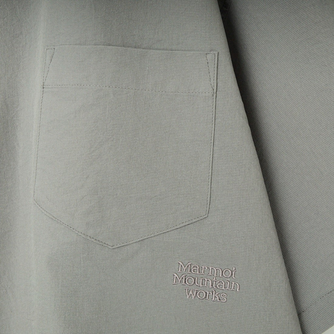 Marmot [マーモット] 別注 Dot Air ワンポイント刺繍ロゴ ショートスリーブシャツ [MTSS26MSH332IN-JF] CHARCOAL