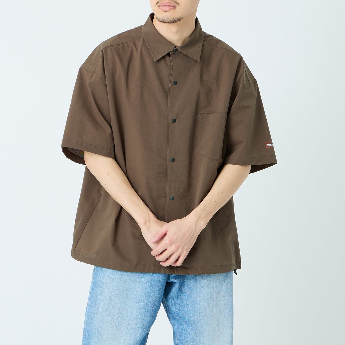 Marmot [マーモット] 別注 Dot Air ワンポイント刺繍ロゴ ショートスリーブシャツ [MTSS26MSH332IN-JF] BROWN &&モデル身長：168cm 着用サイズ：L&&