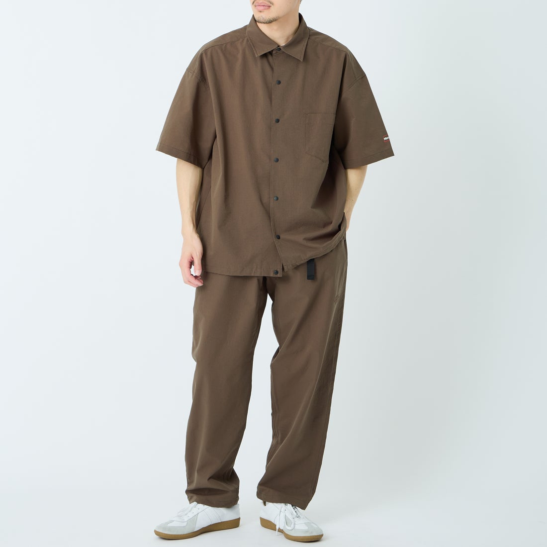Marmot [マーモット] 別注 Dot Air ワンポイント刺繍ロゴ ショートスリーブシャツ [MTSS26MSH332IN-JF] BROWN &&モデル身長：168cm 着用サイズ：L&&