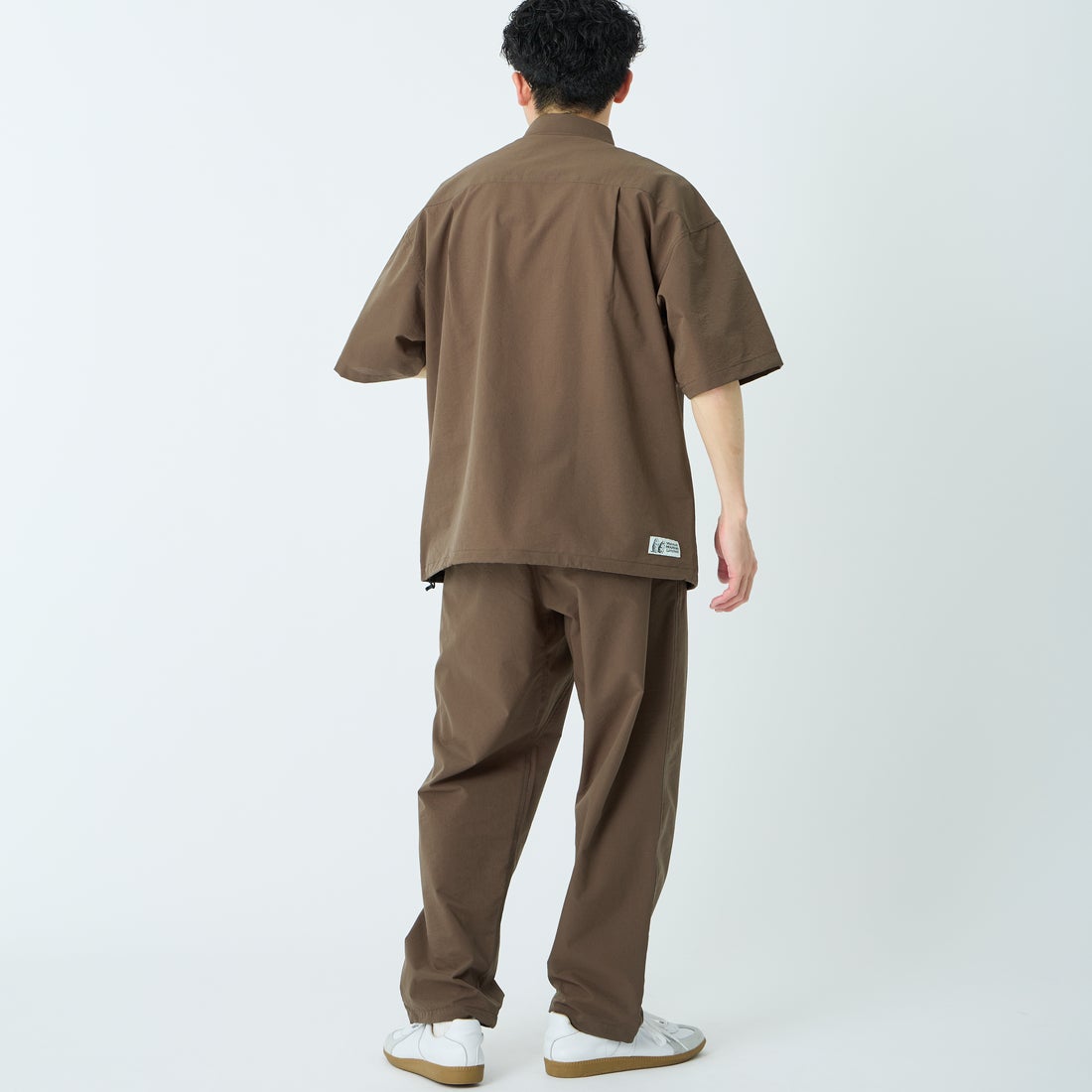 Marmot [マーモット] 別注 Dot Air ワンポイント刺繍ロゴ ショートスリーブシャツ [MTSS26MSH332IN-JF] BROWN &&モデル身長：168cm 着用サイズ：L&&