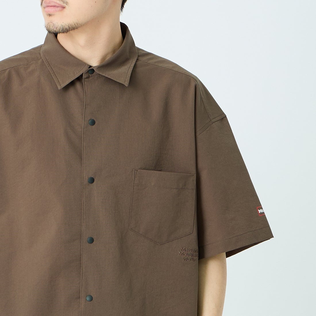 Marmot [マーモット] 別注 Dot Air ワンポイント刺繍ロゴ ショートスリーブシャツ [MTSS26MSH332IN-JF] BROWN &&モデル身長：168cm 着用サイズ：L&&