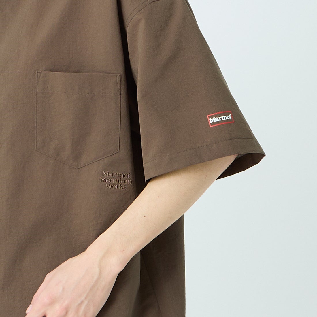 Marmot [マーモット] 別注 Dot Air ワンポイント刺繍ロゴ ショートスリーブシャツ [MTSS26MSH332IN-JF] BROWN &&モデル身長：168cm 着用サイズ：L&&