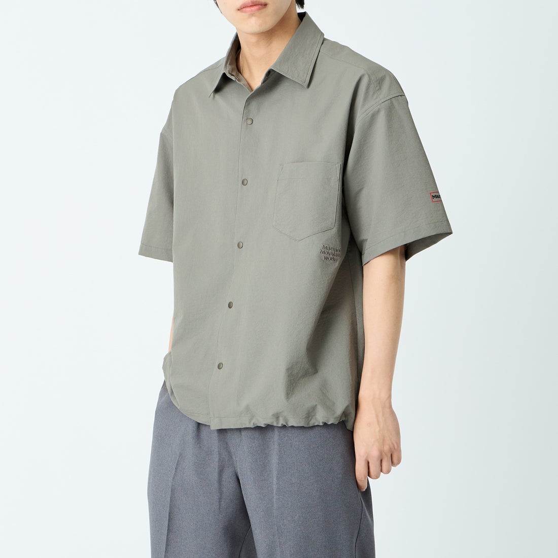 Marmot [マーモット] 別注 Dot Air ワンポイント刺繍ロゴ ショートスリーブシャツ [MTSS26MSH332IN-JF] CHARCOAL &&モデル身長：179cm 着用サイズ：L&&