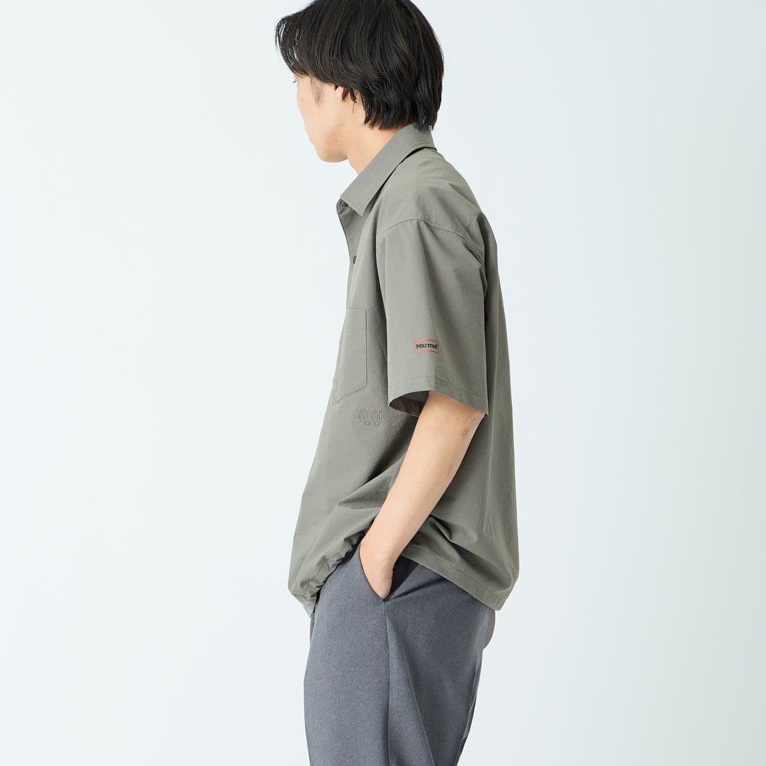 Marmot [マーモット] 別注 Dot Air ワンポイント刺繍ロゴ ショートスリーブシャツ [MTSS26MSH332IN-JF] CHARCOAL &&モデル身長：179cm 着用サイズ：L&&