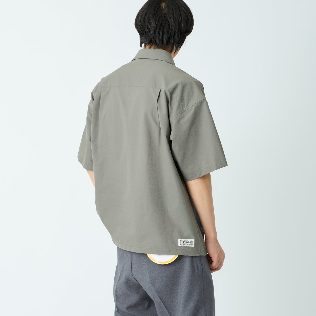 Marmot [マーモット] 別注 Dot Air ワンポイント刺繍ロゴ ショートスリーブシャツ [MTSS26MSH332IN-JF] CHARCOAL &&モデル身長：179cm 着用サイズ：L&&