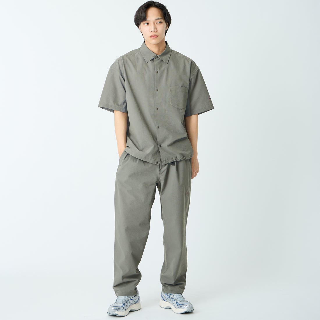 Marmot [マーモット] 別注 Dot Air ワンポイント刺繍ロゴ ショートスリーブシャツ [MTSS26MSH332IN-JF] CHARCOAL &&モデル身長：179cm 着用サイズ：L&&