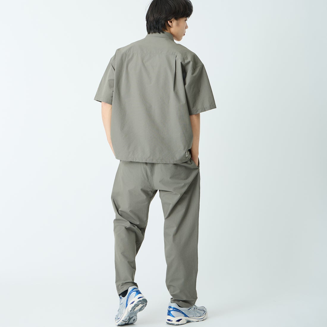 Marmot [マーモット] 別注 Dot Air ワンポイント刺繍ロゴ ショートスリーブシャツ [MTSS26MSH332IN-JF] CHARCOAL &&モデル身長：179cm 着用サイズ：L&&