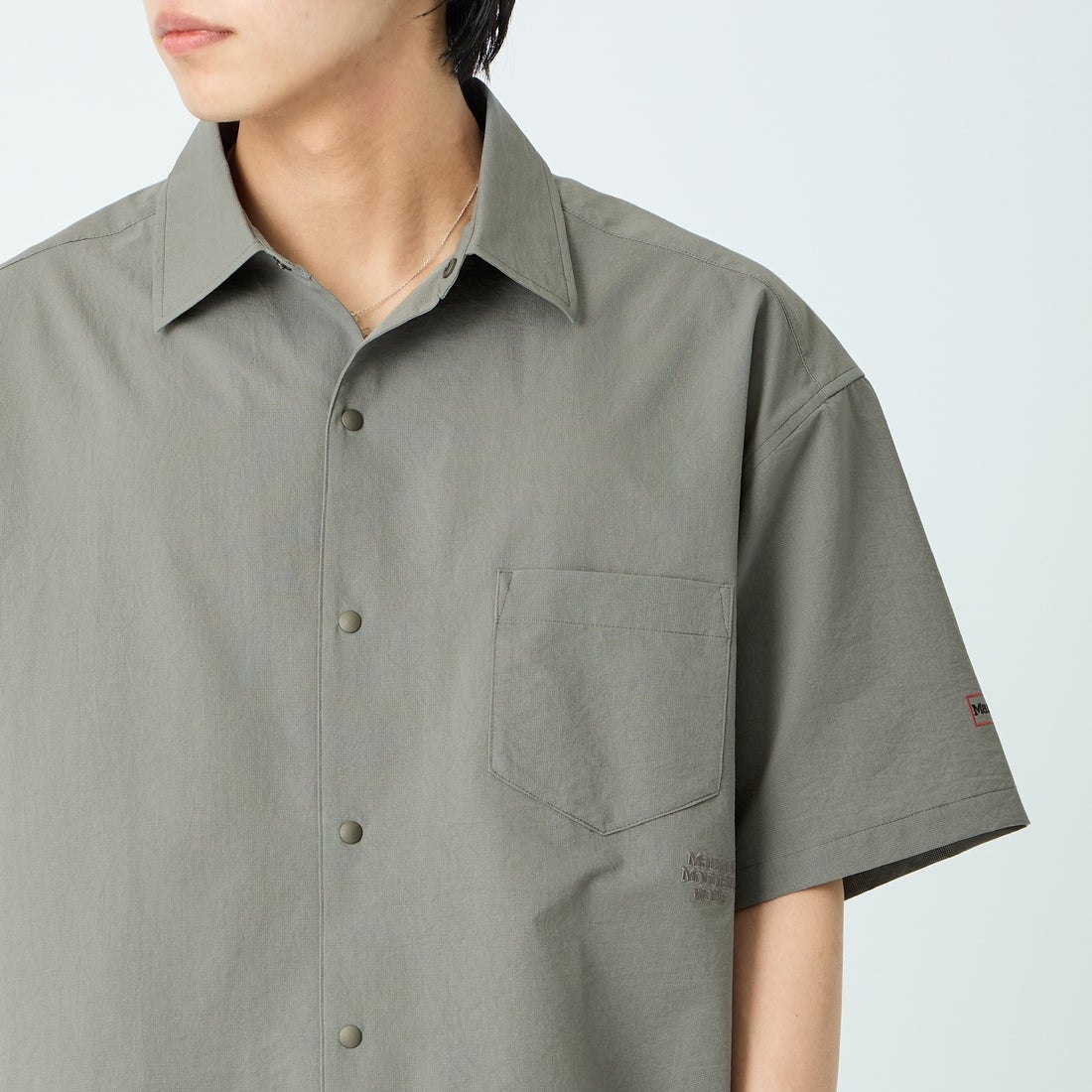 Marmot [マーモット] 別注 Dot Air ワンポイント刺繍ロゴ ショートスリーブシャツ [MTSS26MSH332IN-JF] CHARCOAL &&モデル身長：179cm 着用サイズ：L&&